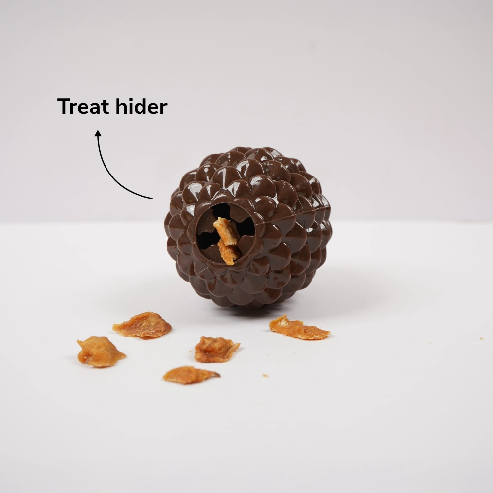 Skatrs Pinecone Treat Dispenser forDogs (Brown)